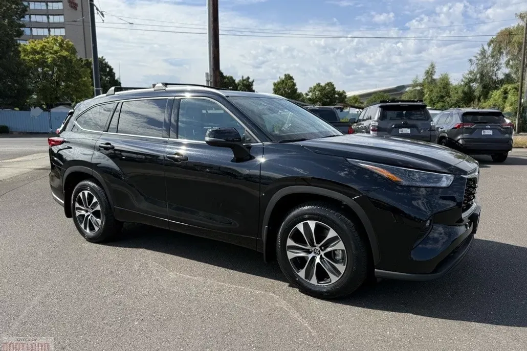 2022 Toyota Highlander XLE photo 1