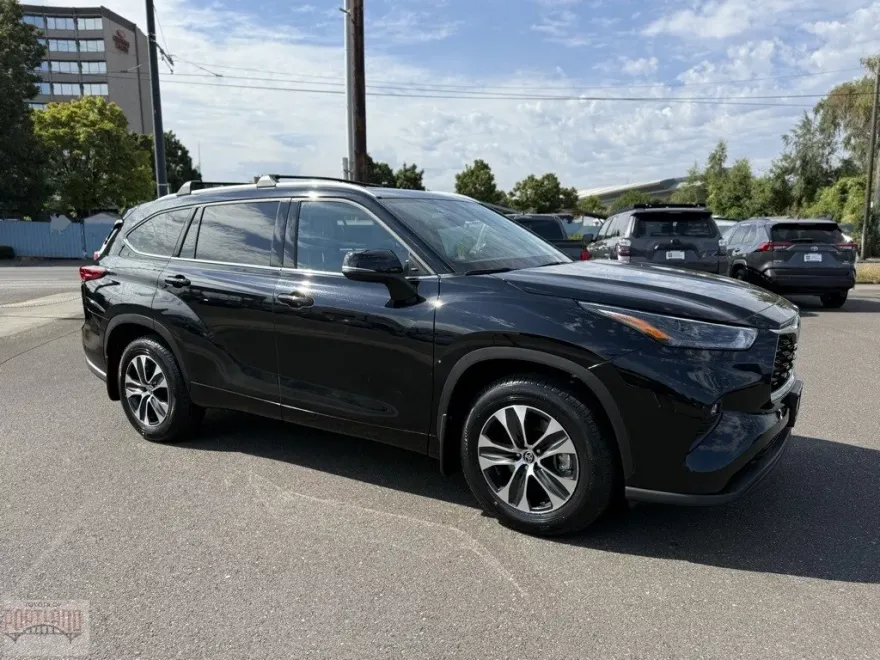 2022 Toyota Highlander XLE photo 1