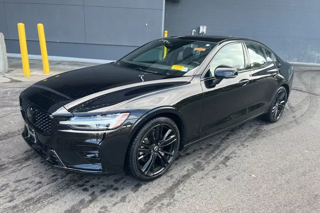 2024 Volvo S60 B5 Plus Black Edition photo 1