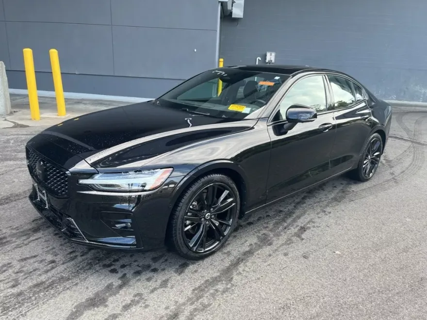 2024 Volvo S60 B5 Plus Black Edition photo 1