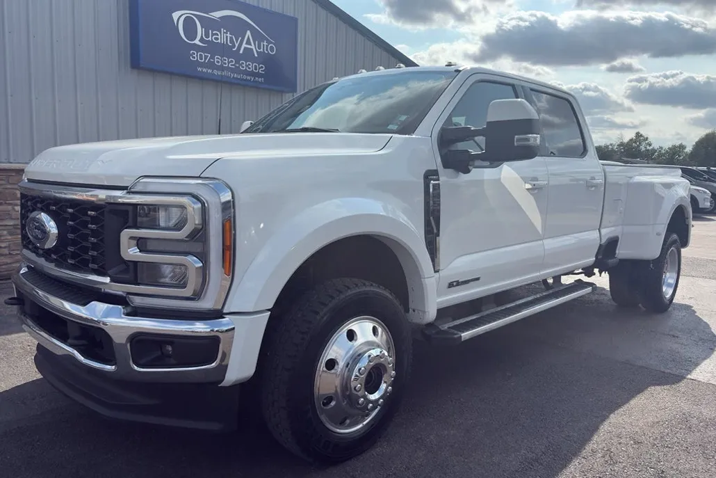 2023 Ford F-450 Lariat photo 1