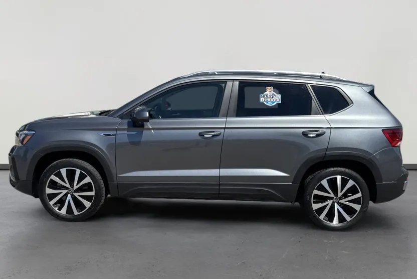 2024 Volkswagen Taos SE photo 1
