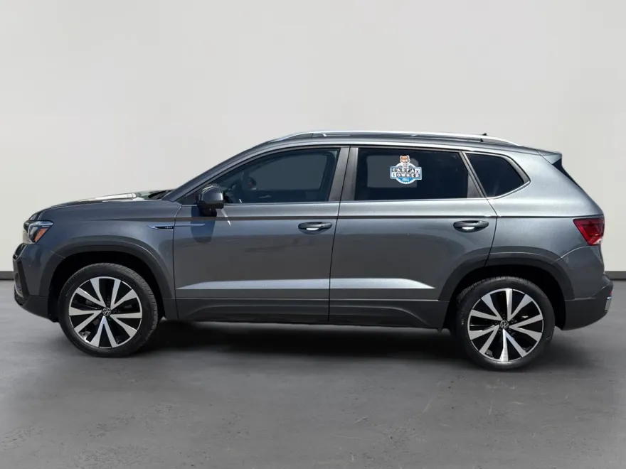 2024 Volkswagen Taos SE photo 1
