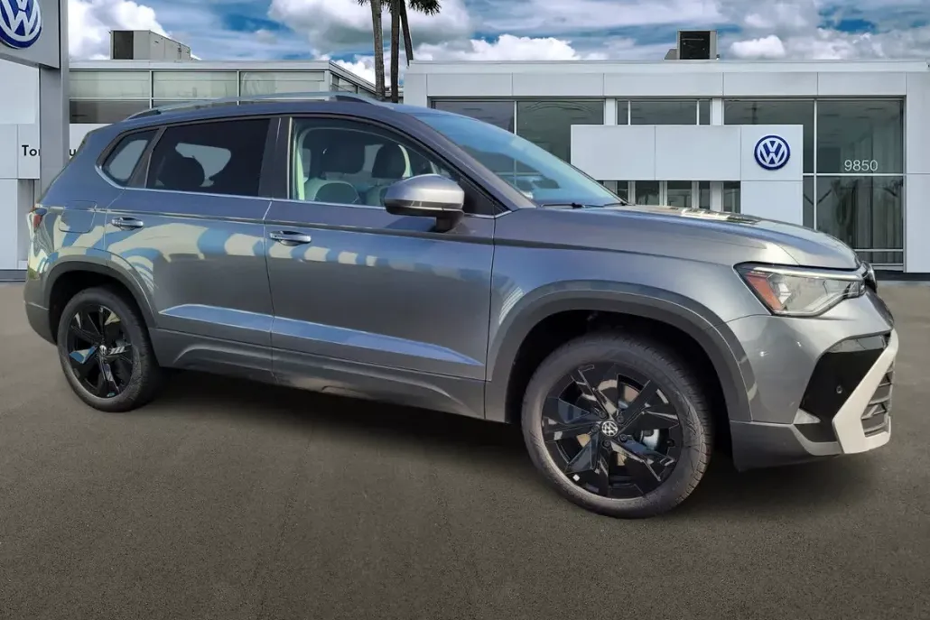 2025 Volkswagen Taos SE photo 1