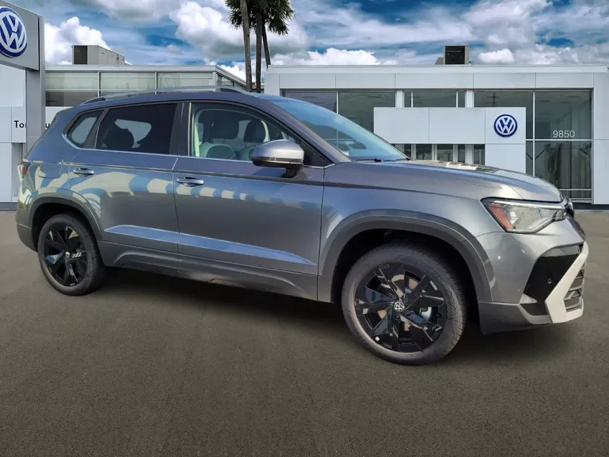 2025 Volkswagen Taos SE photo 1
