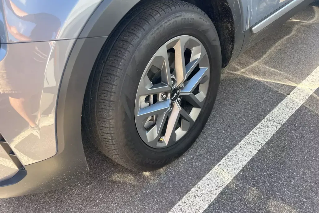 2024 Kia Telluride LX photo 1