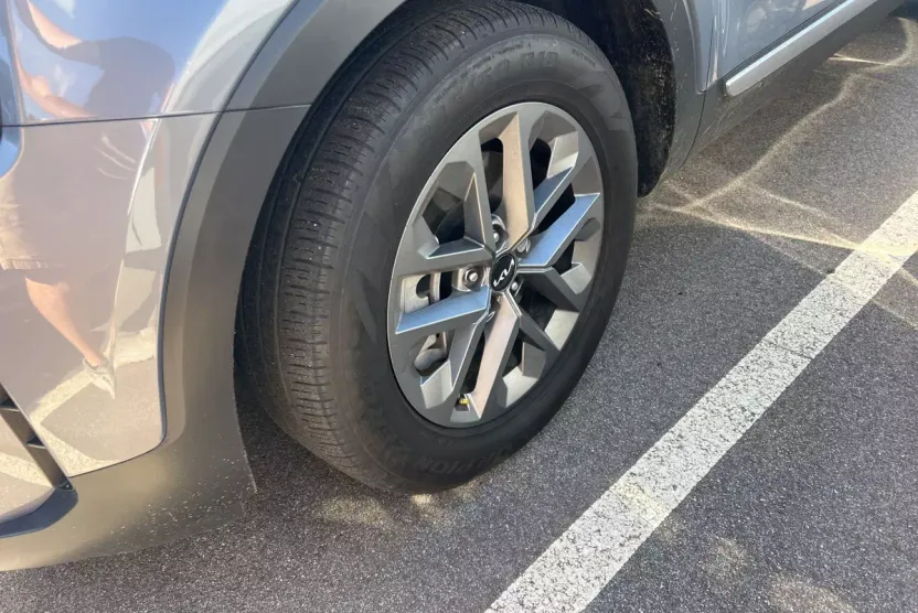 2024 Kia Telluride LX photo 1