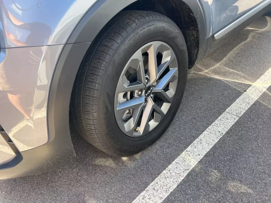 2024 Kia Telluride LX photo 1