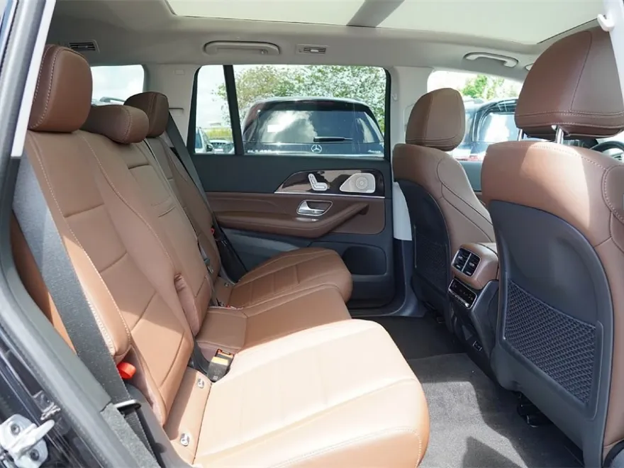 2025 Mercedes Benz GLS 450 4MATIC photo 1