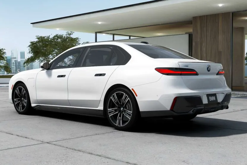 2026 Bmw 750e photo 1