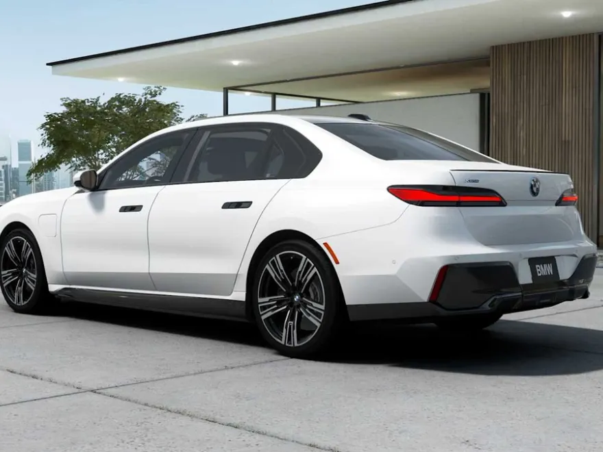 2026 Bmw 750e photo 1