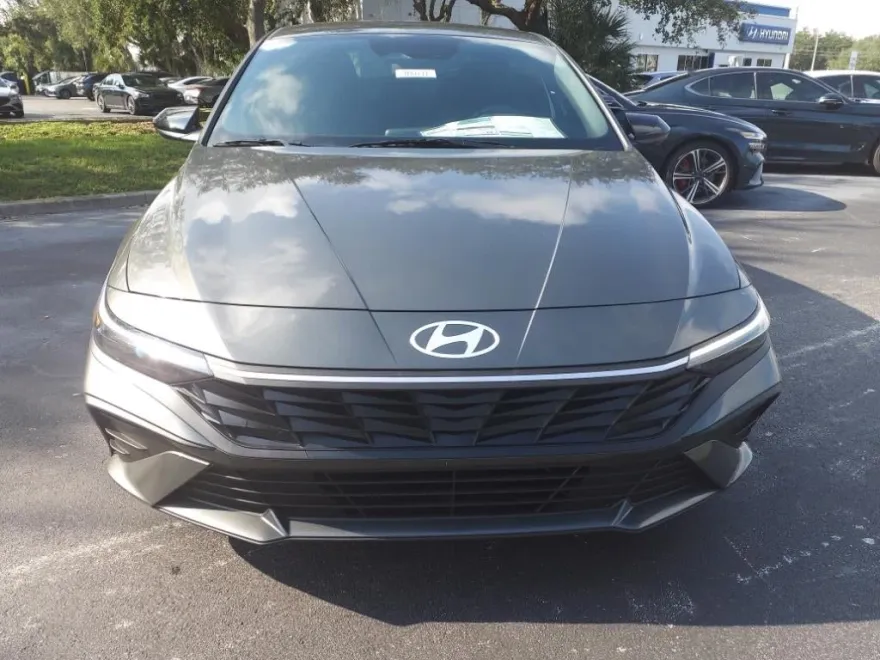 2025 Hyundai Elantra SEL Sport photo 1