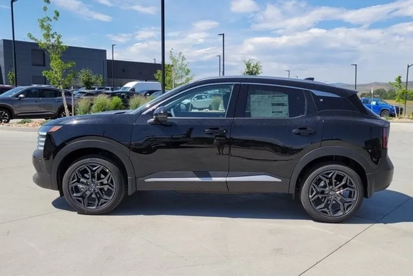 2025 Nissan Kicks SR photo 1