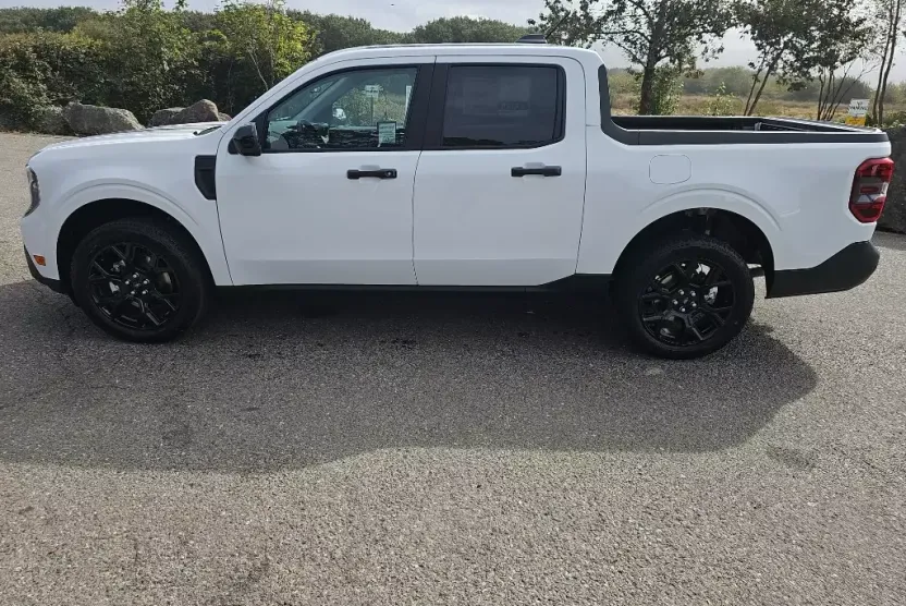 2025 Ford Maverick XLT photo 1