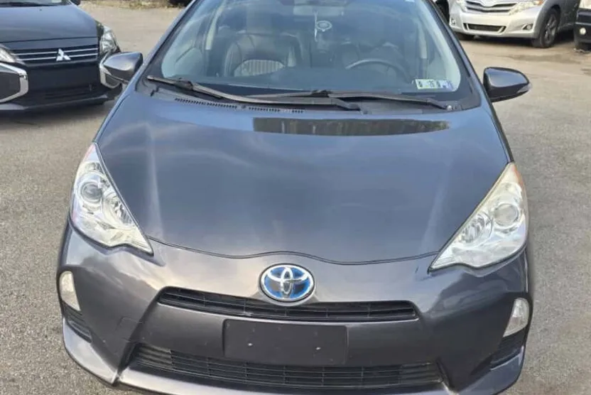 2014 Toyota Prius C photo 1