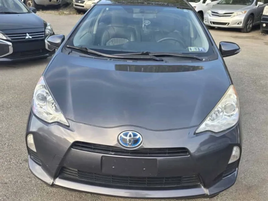 2014 Toyota Prius C photo 1