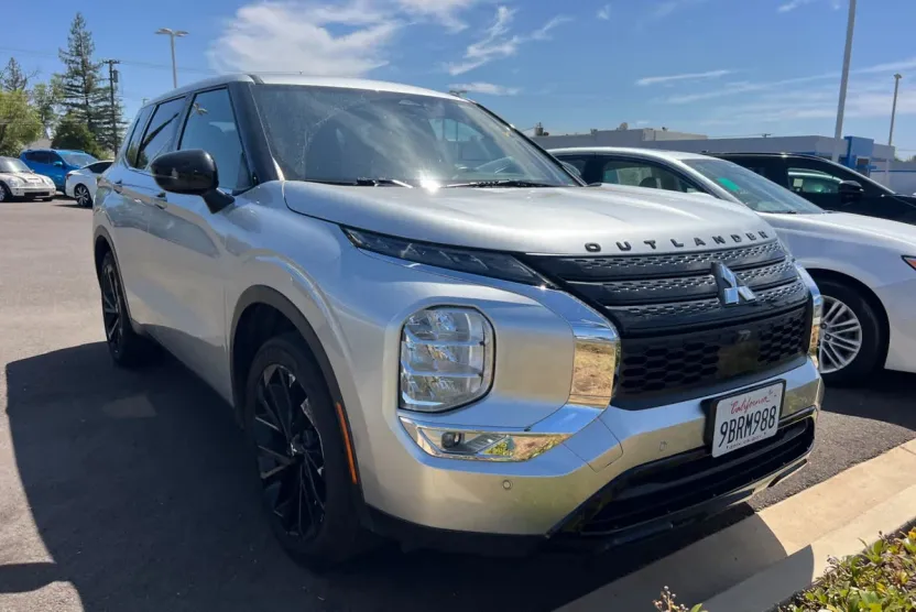 2022 Mitsubishi Outlander Black Edition photo 1