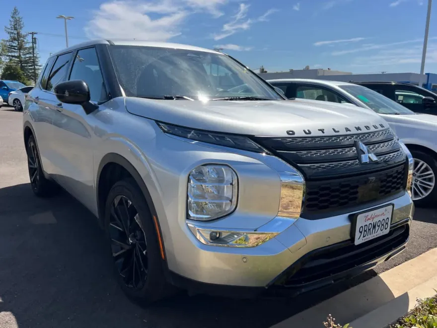 2022 Mitsubishi Outlander Black Edition photo 1