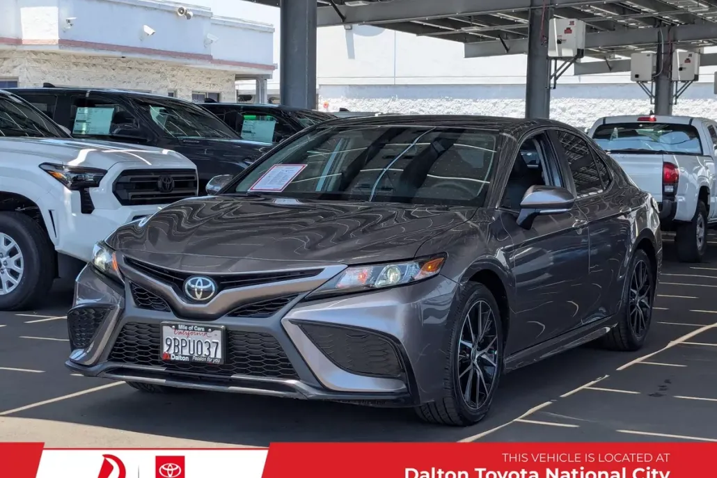 2022 Toyota Camry SE photo 1