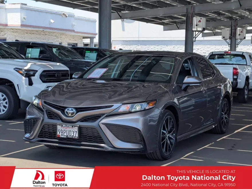 2022 Toyota Camry SE photo 1