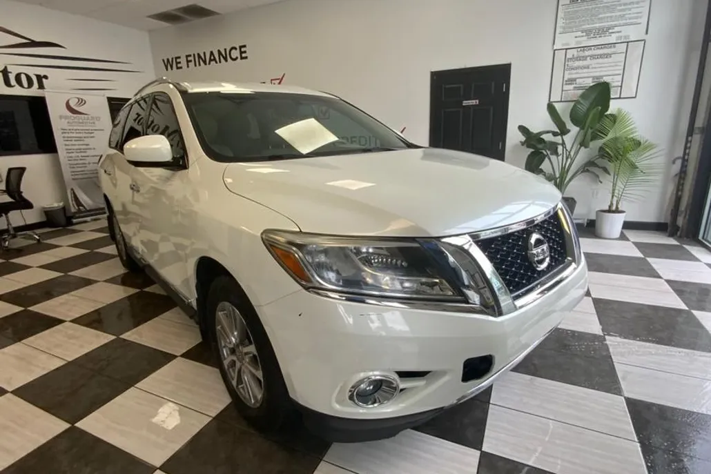 2015 Nissan Pathfinder S photo 1