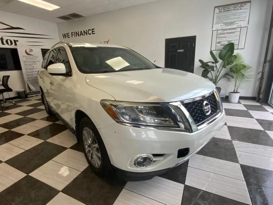 2015 Nissan Pathfinder S photo 1