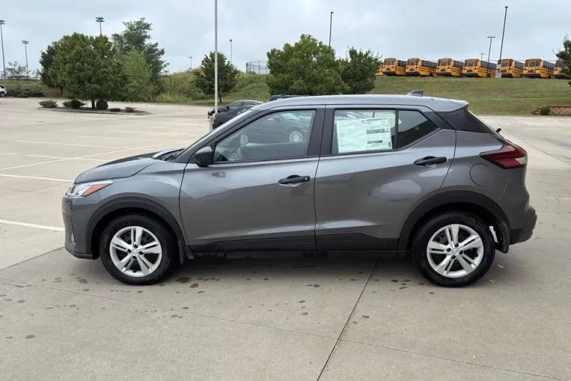 2025 Nissan Kicks Play S photo 1