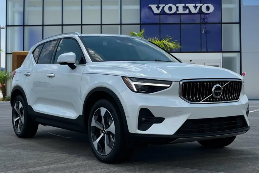 2025 Volvo XC40 Plus photo 1