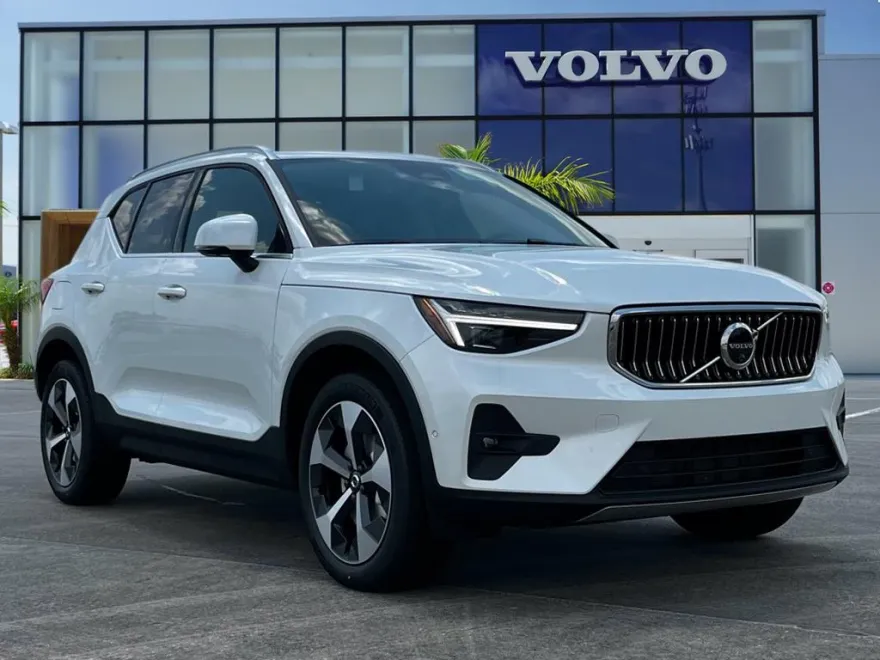 2025 Volvo XC40 Plus photo 1