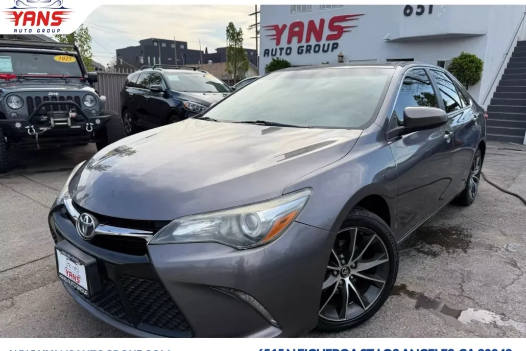 2017 Toyota Camry SE photo 1