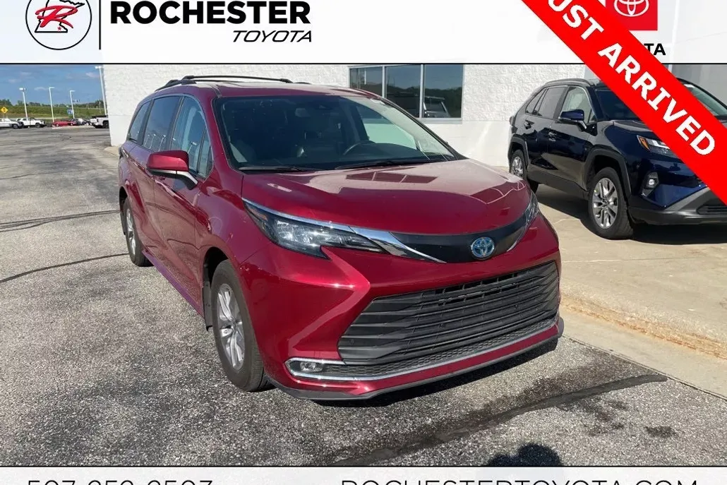 2024 Toyota Sienna XLE photo 1