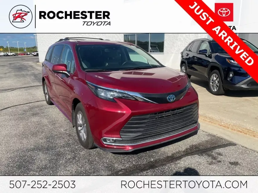 2024 Toyota Sienna XLE photo 1