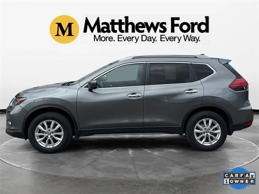 2017 Nissan Rogue SV photo 1