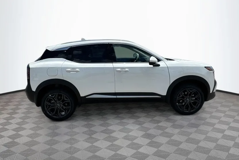 2025 Nissan Kicks SR photo 1