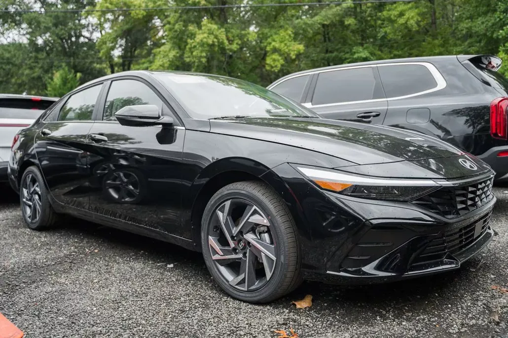 2025 Hyundai Elantra Hybrid Limited photo 1