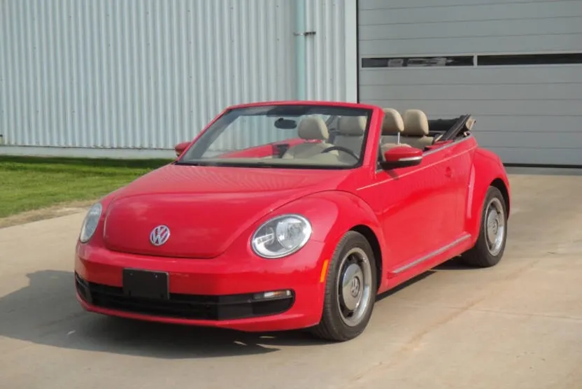 2013 Volkswagen Beetle 2.5L Convertible photo 1