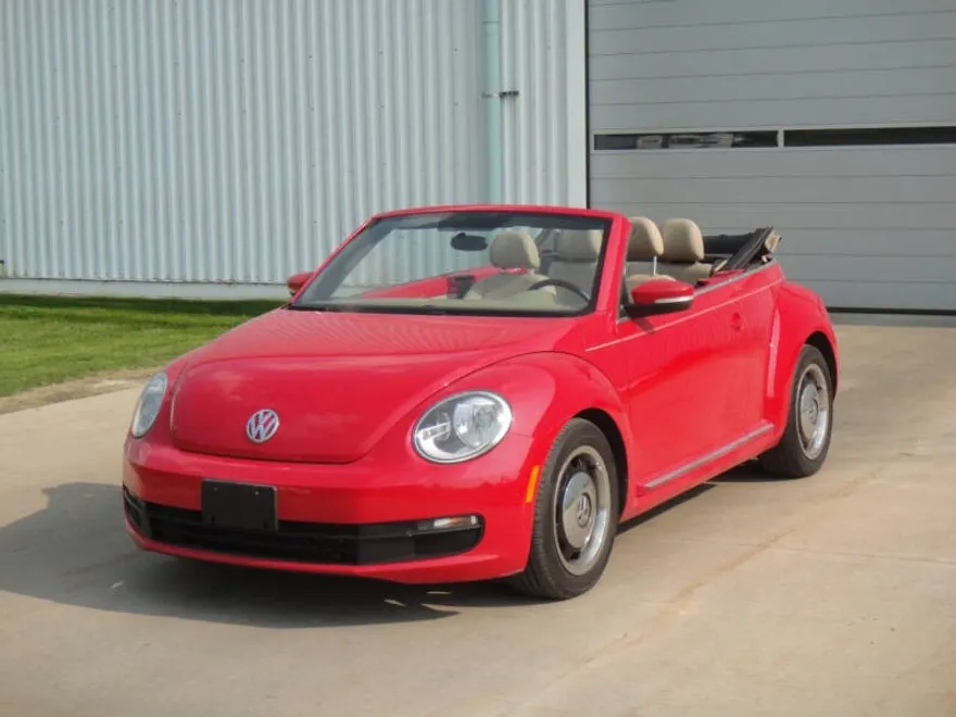 2013 Volkswagen Beetle 2.5L Convertible photo 1