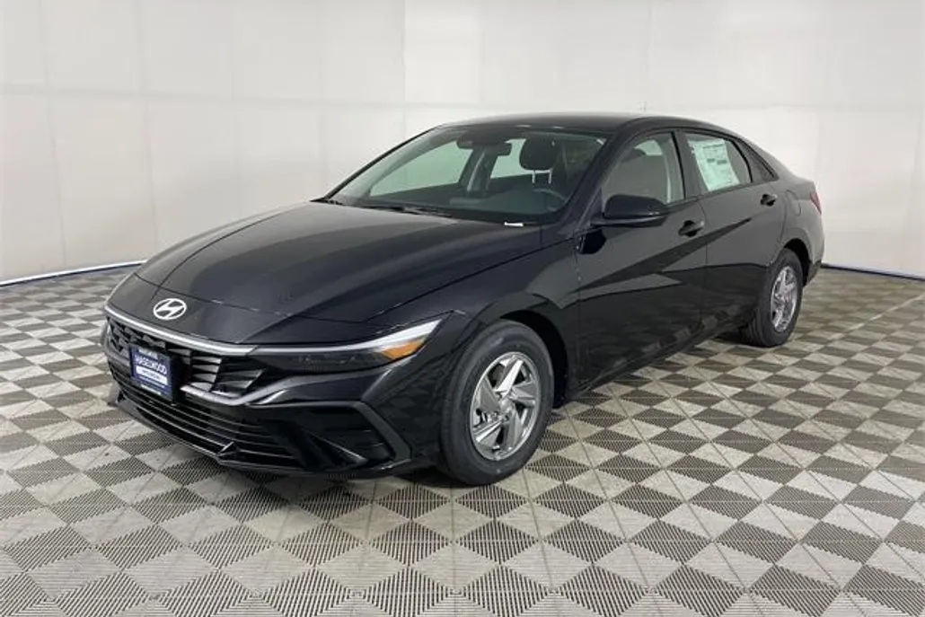 2025 Hyundai Elantra SE photo 1
