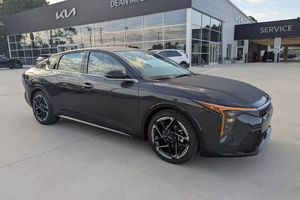 2025 Kia K4 GT-Line photo 1