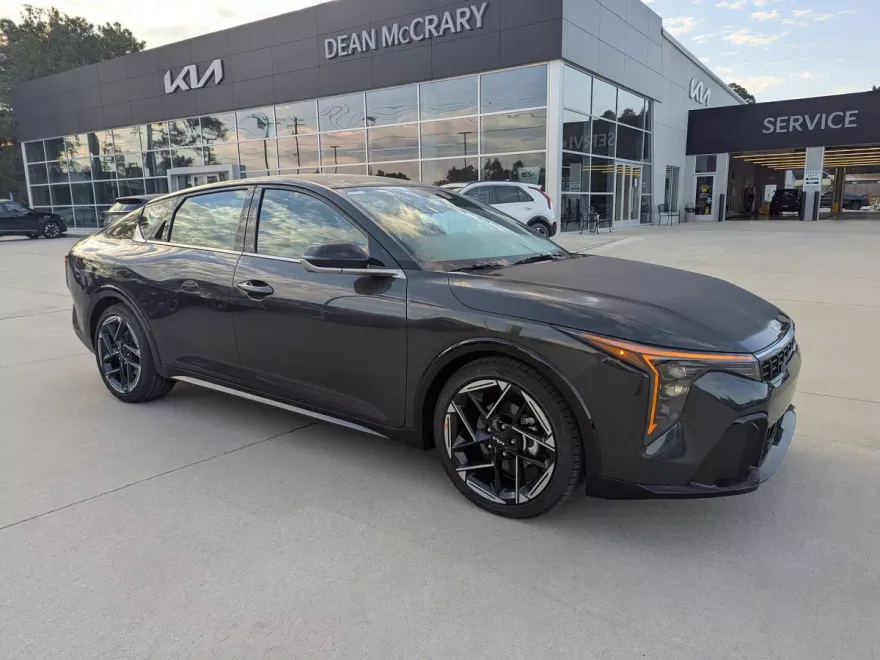 2025 Kia K4 GT-Line photo 1