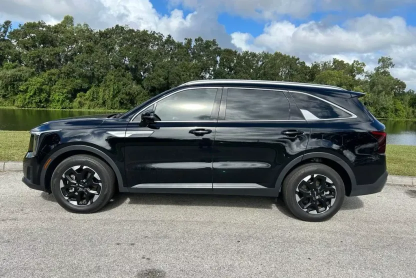 2024 Kia Sorento S photo 1