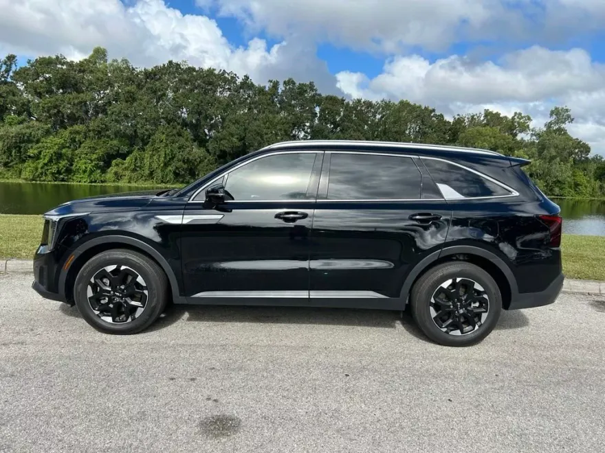 2024 Kia Sorento S photo 1