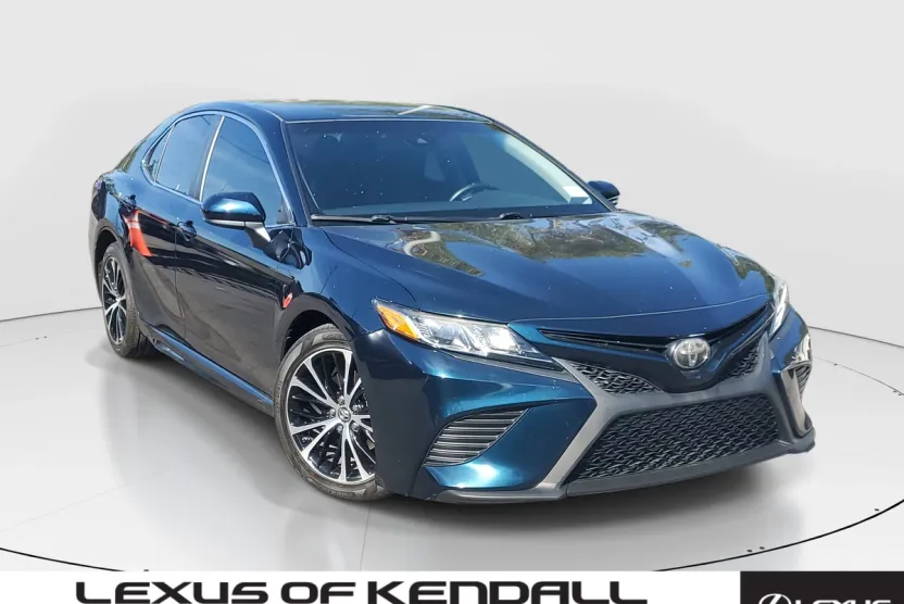 2018 Toyota Camry SE photo 1