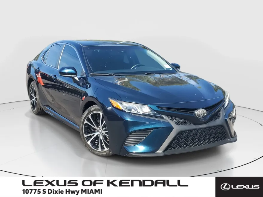 2018 Toyota Camry SE photo 1