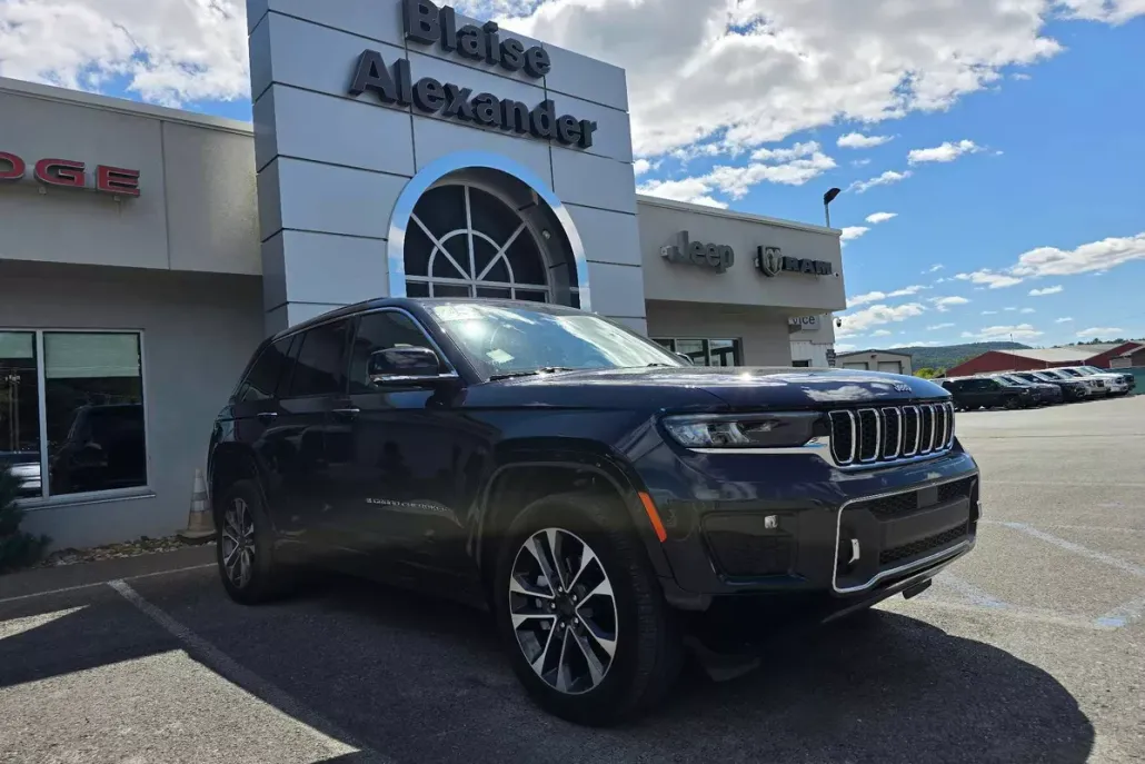 2023 Jeep Grand Cherokee Overland photo 1