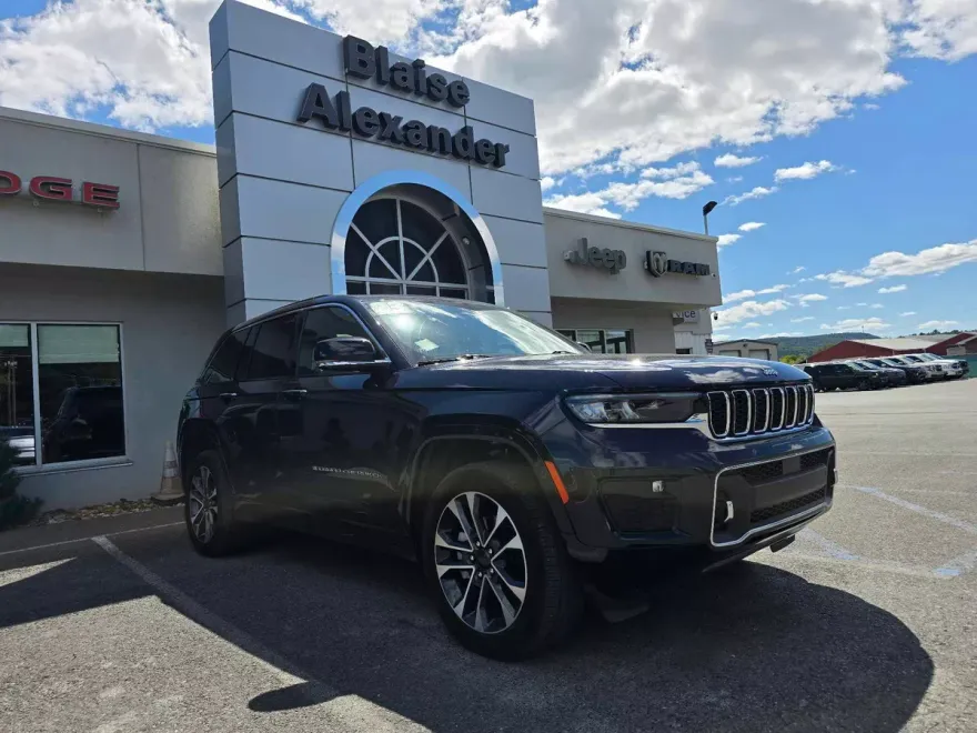 2023 Jeep Grand Cherokee Overland photo 1