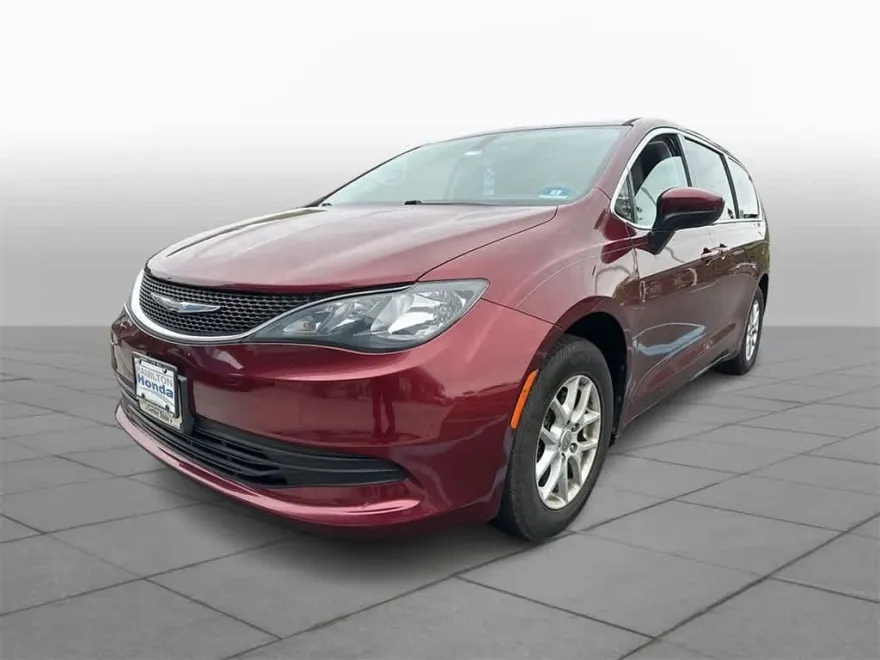 2017 Chrysler Pacifica Touring photo 1