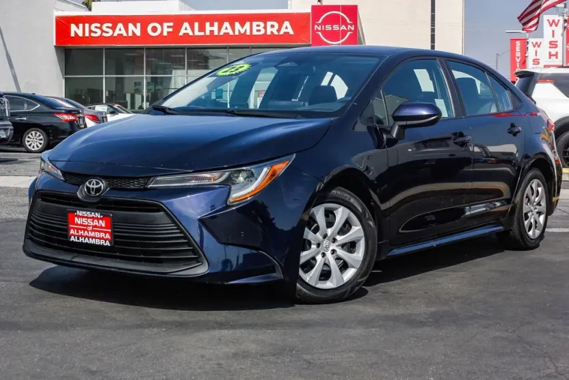 2023 Toyota Corolla LE photo 1