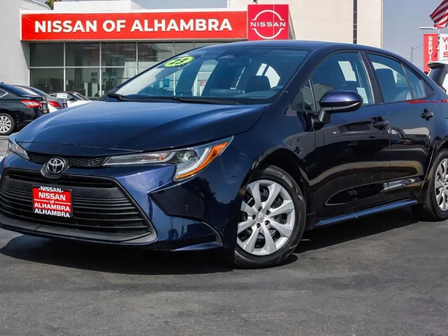 2023 Toyota Corolla LE photo 1