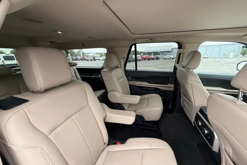 2022 Ford Expedition MAX XLT photo 1